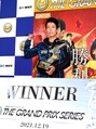 グランプリシリーズ戦を制した新田雄史は、トロフィーを手にガッツポーズ(撮影・山口登)