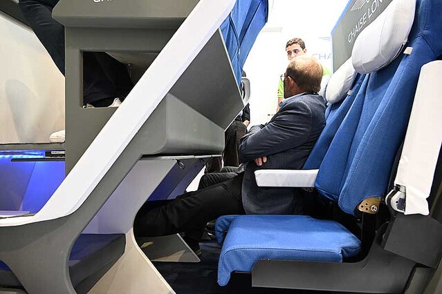 飛行機の”2階建てシート”、最新版お披露目 日本の大手航空会社も関心