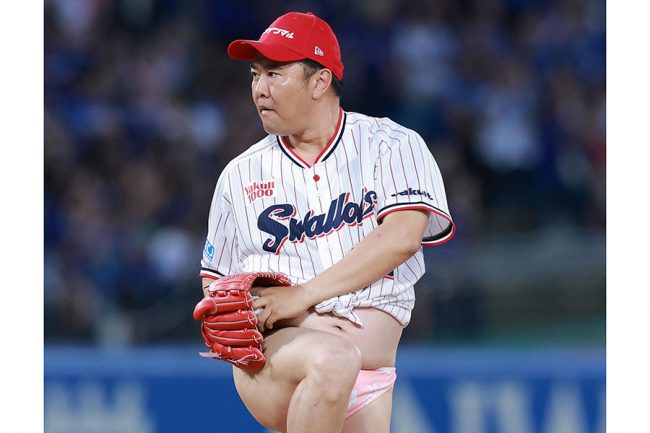 とにかく明るい安村がヤクルト戦の始球式に登場【写真:産経新聞社】