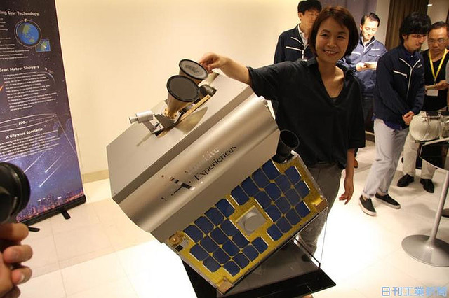 10/19発売 リ...
![人工衛星の模型を使って説明する岡島ALE社長