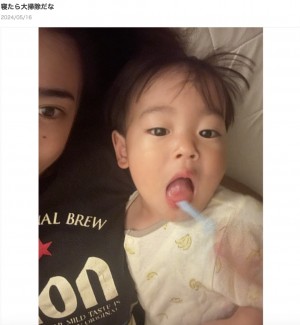 自身のYouTubeチャンネルで鼻の整形を告白した絵莉さんと1歳7か月になる息子(『えり オフィシャルブログ「寝たら大掃除だな」』より)