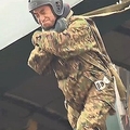 河野防衛相 陸自の降下訓練挑戦