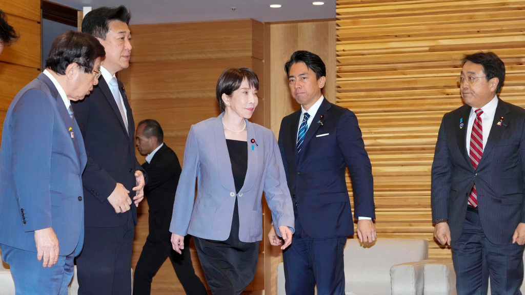 与野党から慎重論が相次ぐ中で、減税に突き進む高市首相(写真=共同)