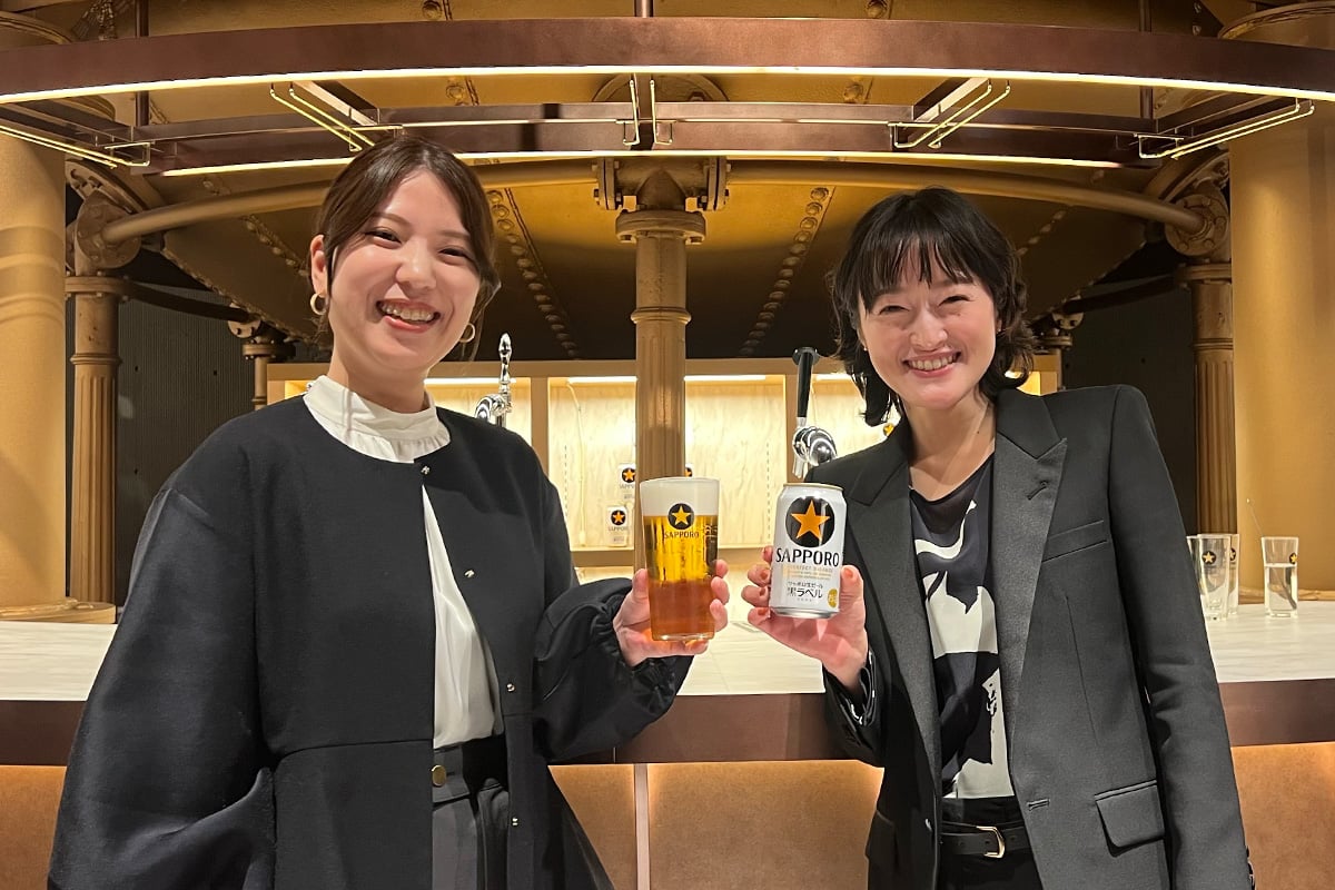 サッポロビール黒ラベルの開発を担当した勝又郁実さん(左)と、黒ラベルブランドマネージャーの黒柳真莉子さん(右)