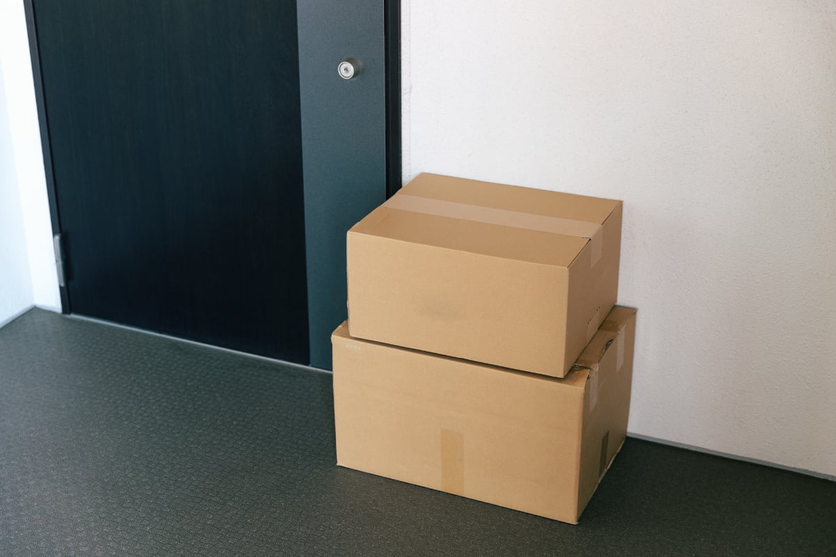 置き配の荷物が盗まれたり、雨でぬれたりした場合、宅配業者に賠償請求できる?(画像はイメージ)