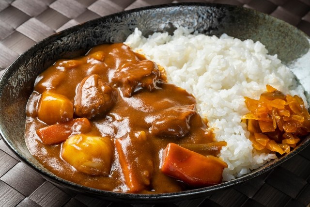 カレーライス・福神漬（gontabunta／stock.adobe.com）