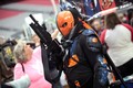 Deathstroke cosplayer by Gage Skidmore https://www.flickr.com/photos/gageskidmore/23597208595