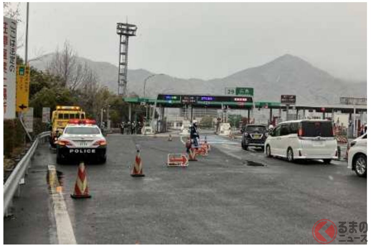  タイヤチェックの様子（画像：NEXCO西日本） 