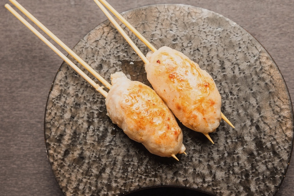 
			看板メニューはふっくら食感の「つくね」。熟成鶏を使用した大人の焼き鳥専門店（東京・六本木）
		