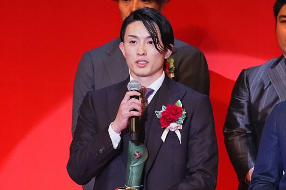 「NPB AWARDS 2025 supported by リポビタンD」に出席したソフトバンク・周東佑京【写真:小林靖】