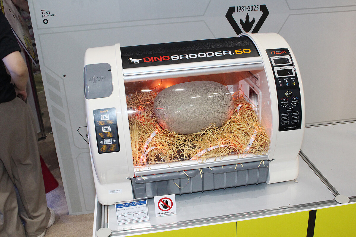 卵からT-レックスが生まれる！「うまれて！ウーモ ジュラシック