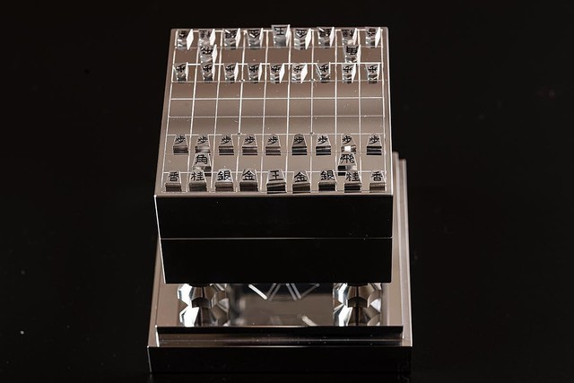 サイズは1 4 素材は超々ジュラルミン 職人のワザが光る超レア将棋盤 駒 ライブドアニュース
