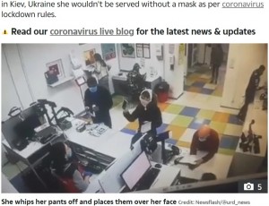 脱いだばかりの下着を頭に被る女性(画像は『The Sun 2020年5月26日付「KNICKER BOCKER GLORY Defiant woman takes off KNICKERS to use as face mask after post office refuses to serve her without one」(Credit: Newsflash/@urd_news)』のスクリーンショット)