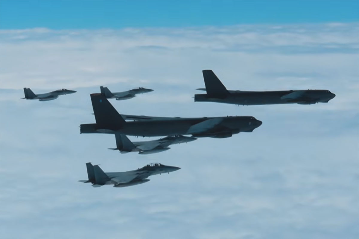 2月16日と18日に行われた日米共同訓練。F15がB52をエスコート（防衛省統合幕僚監部YouTubeチャンネルより）