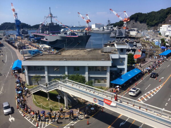 過去に開催された「ヨコスカフレンドシップデー」の来場者列。中央に見える船は、アメリカ海軍台7艦隊の旗艦「ブルーリッジ」（画像：米海軍横須賀基地）。