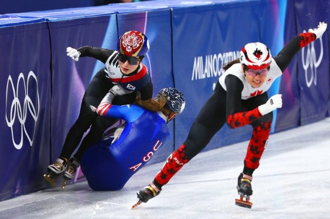 準決勝で転倒に巻き込まれた韓国の選手(左)【写真:ロイター】