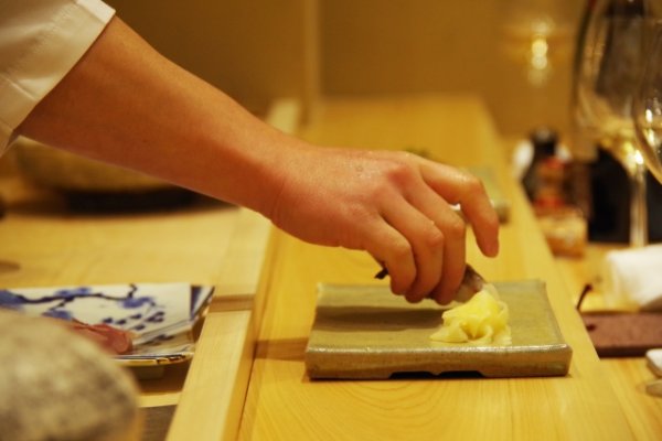 寿司店で「不快で何の味もせず」 30年経っても怒りが消えない接客を語る女性