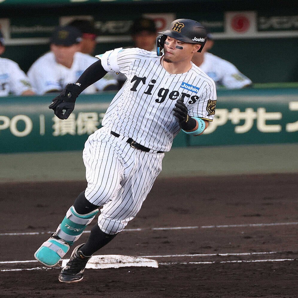 阪神・佐藤輝明 第1打席終え瞬間的“3冠王”!「データを見ながら