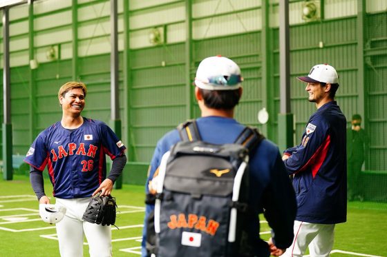 侍ジャパン・宇田川優希（左）とダルビッシュ有【写真：荒川祐史】