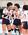 【第74回春の高校バレー】女子 準決勝 就実(岡山)対金蘭会(大阪) 第1セット 得点に喜ぶ就実の深沢めぐみ(4)と深沢つぐみ(1)=8日、東京体育館(桐山弘太撮影)