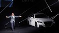 2018年6月26日、東京都内で開催されたコネクテッドカーを紹介するイベントで、オールニューデザインのフラッグシップセダン「トヨタ クラウン」を発表する豊田章男社長。