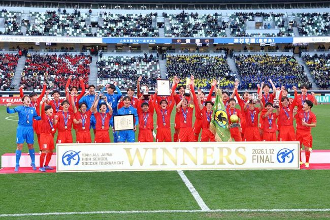 全国高校サッカー選手権 優勝校の選手たちによる行動に「素晴らしい