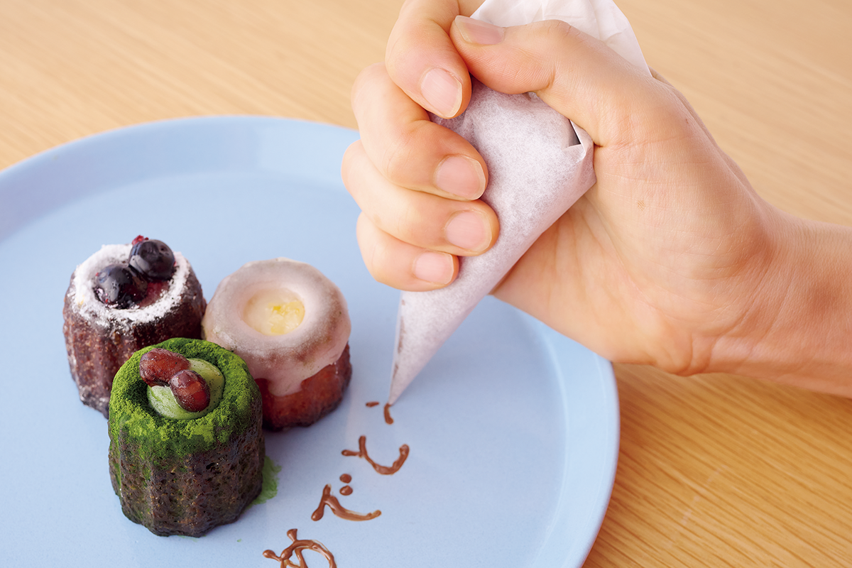 チョコペン買い忘れた…を即解決！家にある『クッキングシート』で代用する方法とは？