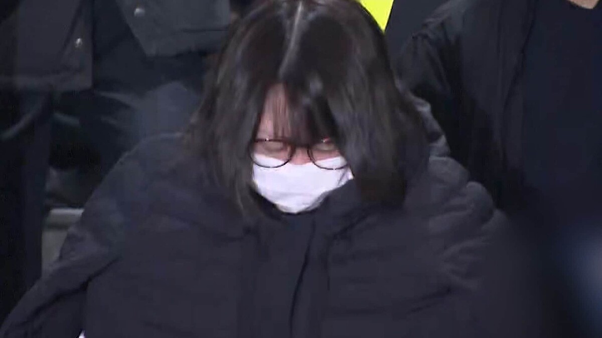 銀行強盗　女子行員　全裸 