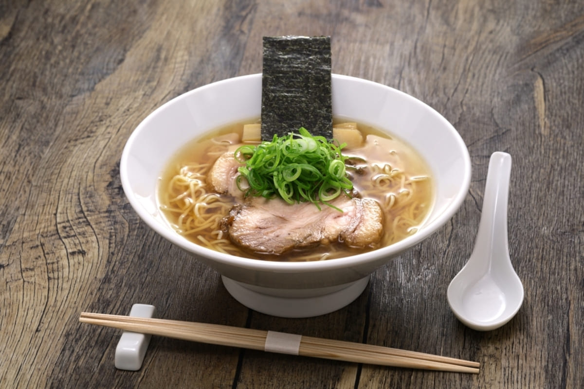 近所のラーメン店に「現金お断り」の案内 法律では違法？