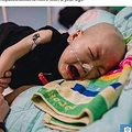 ¤Ʈ2лƤλѤƹʲϡThe Sun2017ǯ927աHOW COULD SHE? Heartbreaking pics show cancer-stricken tot crying for mum who abandoned him over his illnessסREX FEATURESˡ٤Υ꡼󥷥åȡ