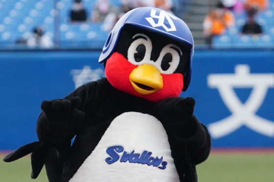 ヤクルトの球団マスコット「つば九郎」【写真：荒川祐史】