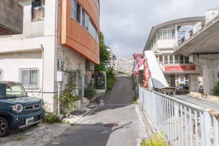 オレンジ色のビルの2階がPICO食堂