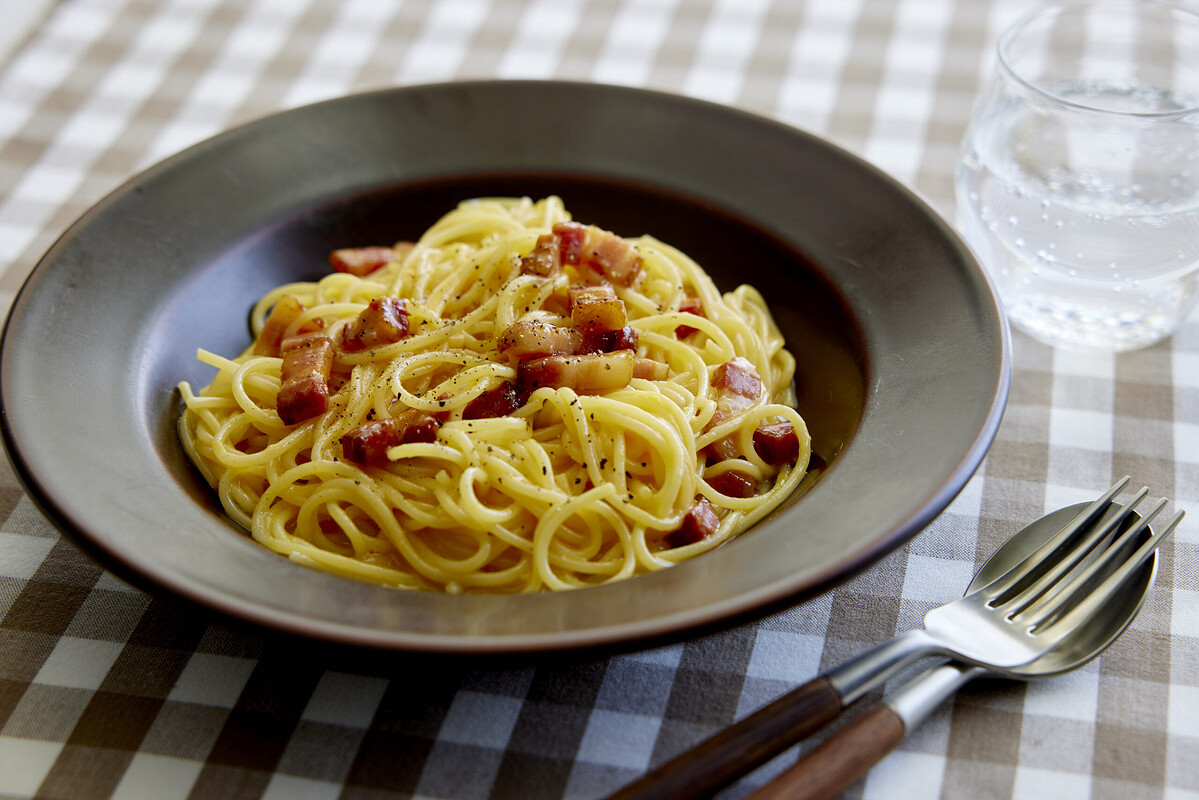 カルボナーラの深みが段違い！ソースより「ベーコンの焼き方」が重要なまさかの理由