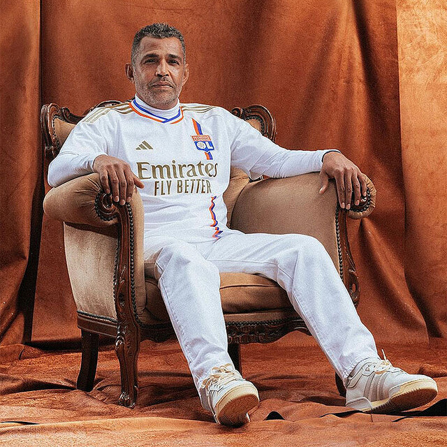 リヨンが2023-24新ユニを発表！「黄金期の細ストライプ」にレジェンド