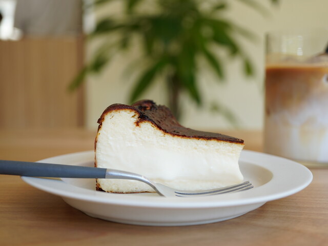 
			世界で活躍するシェフが手がけた、極上バスクチーズケーキと楽しむ至福のカフェタイム（東京・新富町）
		