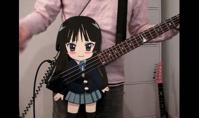 けいおん 澪の痛ベースを作ってみた ねんどろを参考に作ったボディイラストの可愛さに もはやプロの犯行w ライブドアニュース