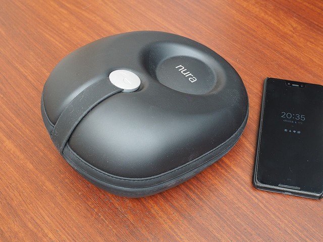 イヤホンのようなヘッドホン「Nuraphone」、奇抜なデザイン