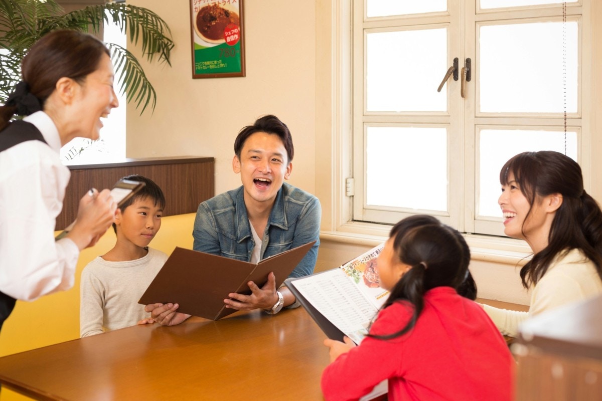 おじさん(33)すすり泣き→ファミレスで見かけた家族連れに3千いいね「尊すぎ」「胸が熱くなりました」【ママリ】