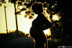 妊娠した女性（2018年6月19日撮影、資料写真）。(c) LOIC VENANCE / AFP