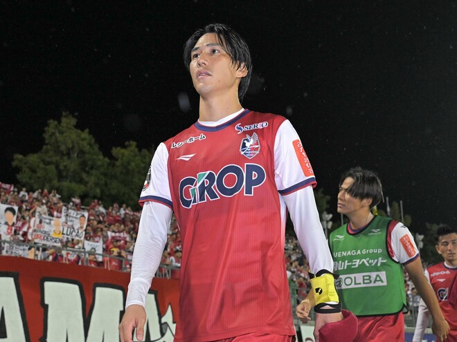 浦和戦に腕章を巻いて先発した江坂。写真：金子拓弥（サッカーダイジェスト写真部）