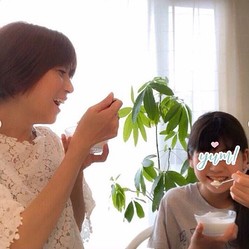 Hitomi 娘らとの笑顔 食事shot 手がパンパン な妊娠後期トラブル明かす ライブドアニュース