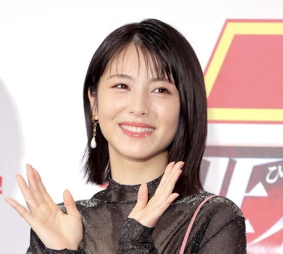 浜辺美波 ロングヘア 体操着ショット公開 青いジャージ似合ってます ライブドアニュース