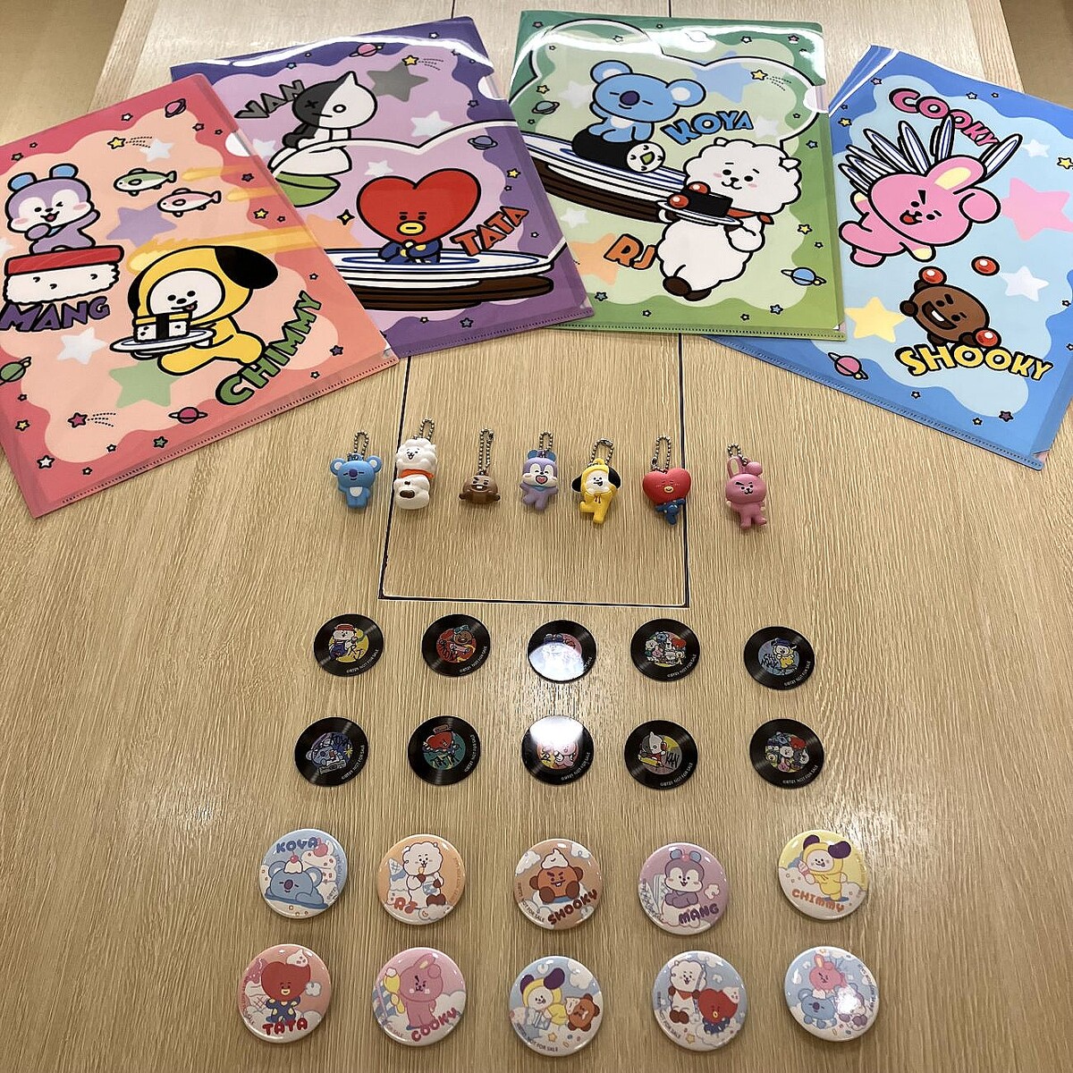 くら寿司」×「BT21」タイアップ、オリジナルグッズ&特別メニューが登場