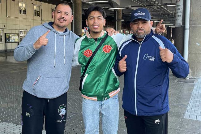 大阪入りしたミゲルトレーナー、アンジェロ・レオ、バルゲームトレーナー（左から）【写真：亀田プロモーション提供】