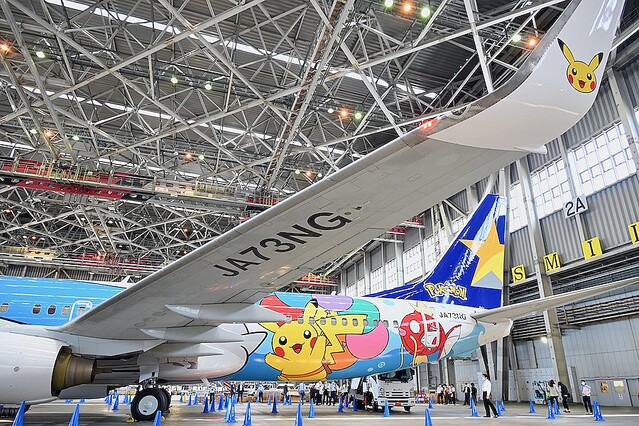 翼の先でピカチュウがウインク スカイマークの「ピカチュウジェットBC2