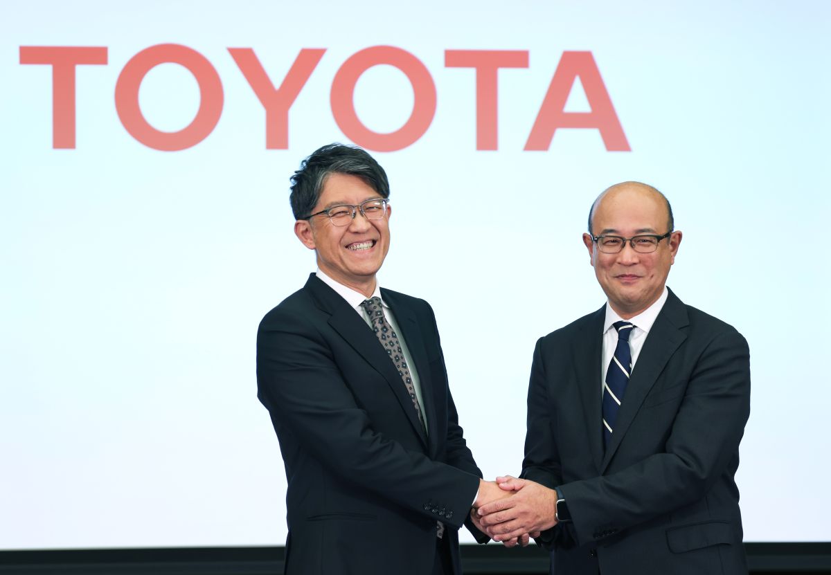 トヨタ次期社長の近健太執行役員（右）と佐藤恒治社長　Photo:JIJI