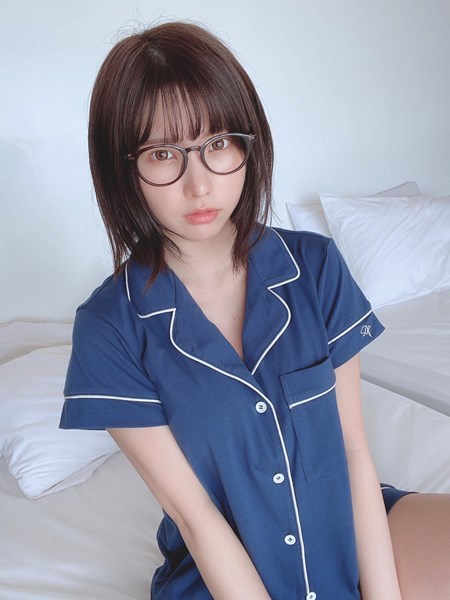 えなこ メガネスタンド コスプレイヤーえなこがメガネショット披露で