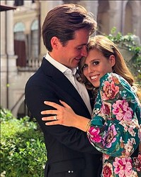 婚約者エドアルド・マペッリ・モッツィさんとベアトリス王女（画像は『The Royal Family　2019年9月26日付Instagram「The Duke and Duchess of York are delighted to announce the engagement of Princess Beatrice to Mr Edoardo Mapelli Mozzi.」』のスクリーンショット）