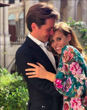 婚約者エドアルド・マペッリ・モッツィさんとベアトリス王女(画像は『The Royal Family 2019年9月26日付Instagram「The Duke and Duchess of York are delighted to announce the engagement of Princess Beatrice to Mr Edoardo Mapelli Mozzi.」』のスクリーンショット)