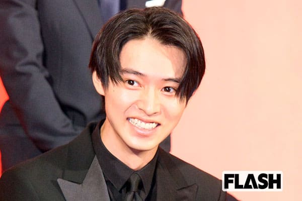 山崎賢人、役作りのため「毎日血が出るぐらいひげを剃った」